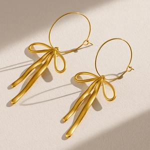 Boucles d'oreilles créoles dorées en acier inoxydable avec pendentif ruban abstrait