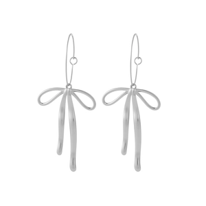 Boucles d'oreilles nœud modernes en acier inoxydable poli sur un fond blanc pur