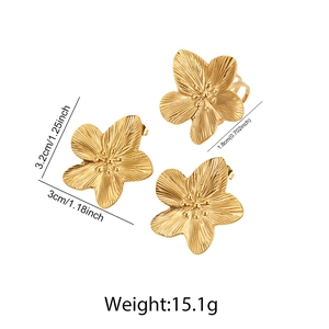 Detailed size and weight specs for gold flower stud earrings and open ring jewelry set