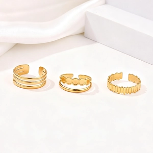 Détail de trois bagues ouvertes irrégulières et ajourées plaquées or 18 carats pour femme