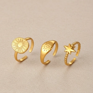 Set di tre anelli punk in oro opaco con design celestiale di sole e stelle lucide