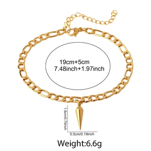 Détail d'une chaîne Figaro plaquée or 18K avec pendentif rivet et mesures de taille