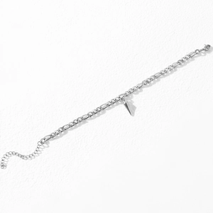 Bracelet chaîne Figaro argenté poli avec pendentif pic conique et fermoir mousqueton