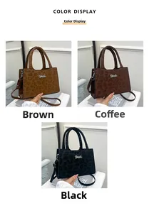 Trois sacs à main léopard en jacquard brun, café et noir avec logo métallique de marque
