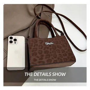Vue détaillée du sac cabas léopard comparé à un smartphone avec logo argenté