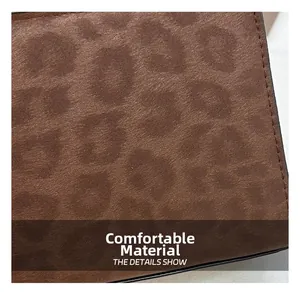 Vue détaillée du tissu léopard marron et des coutures de finition sur le sac à main