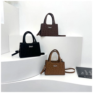 Détails des sacs à main avec imprimé léopard en coloris noir, café et kaki élégant