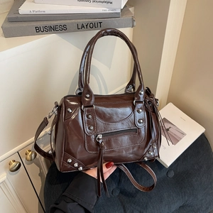 Sac Boston rétro marron foncé en similicuir brillant avec rivets et franges