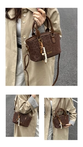 Vista street style di una borsa leopardata marrone con ciondolo di perline e dettagli oro