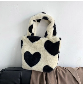 Vista dettagliata della texture con motivo a cuore di peluche e del tessuto in ecopelliccia