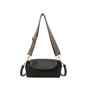 Sac oreiller en cuir PU noir tendance avec large bandoulière tissée et détails dorés