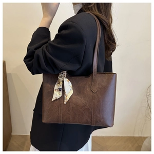 Braune Shopper-Tasche aus Kunstleder mit gemustertem Seidentuch und Vintage-Struktur