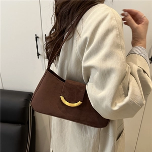 Sac sous l'aisselle en daim marron foncé avec fermoir doré élégant pour femme