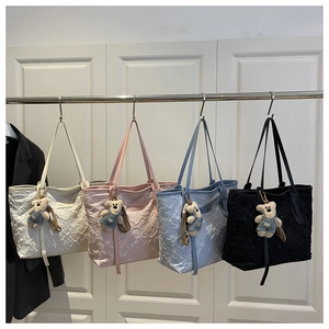 Borse tote con ricami floreali in quattro colori e ciondoli a forma di orsetto appesi