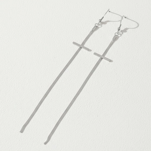 Boucles d'oreilles pendantes en acier argenté avec croix et fines chaînes serpent