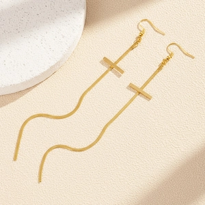 Élégantes boucles d'oreilles en acier inoxydable doré avec longue chaîne serpent croisée