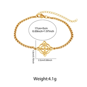 Détail du pendentif nœud celtique doré avec fermoir mousqueton et extension ajustable