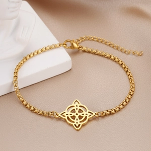 Bracelet en acier inoxydable doré avec noeud celtique sur fond en soie douce