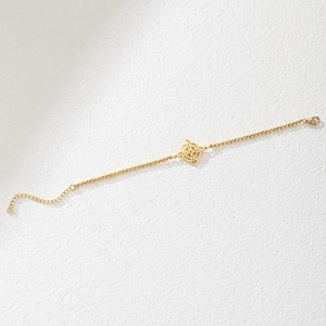 Bracelet en acier inoxydable doré avec breloque nœud celtique et fermoir mousqueton