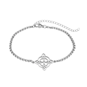Bracelet en acier inoxydable argenté avec pendentif nœud celtique sur fond blanc