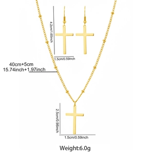 Vue détaillée de la parure croix dorée avec dimensions du collier et des boucles