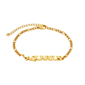 Macro detail van 18K vergulde Waterman-hanger en verstelbare Figaro-ketting op wit decor