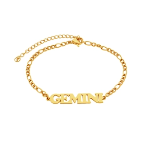 Detail van 18K vergulde Figaro-armband met een hanger met de letter Tweelingen