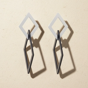 Minimalist interlocking geometric rhombus tassel earrings in silver and black metal