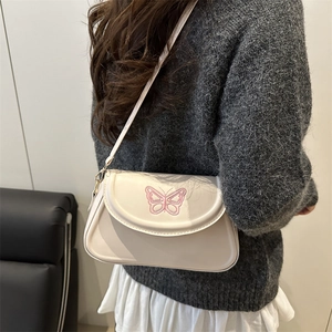 Petit sac à bandoulière crème avec broderie papillon rose et bandoulière élégante