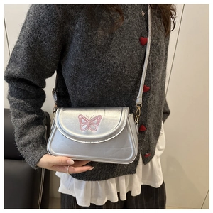 Silberne eckige Umhängetasche mit rosa Schmetterlingsstickerei und Metallic-Optik