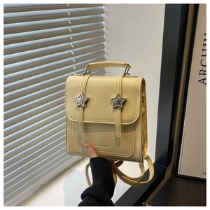 Gros plan détaillé d'un sac à dos en cuir PU jaune crème avec étoiles métalliques