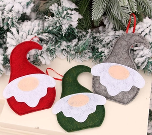 Trois ornements de gnomes de Noël nordiques en feutre rouge, vert et gris pour sapin