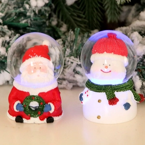 Boule de cristal de Noël lumineuse avec Père Noël et bonhomme de neige sur base en résine