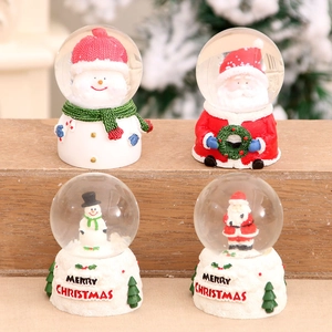 Boule à neige lumineuse de Noël avec Père Noël et bonhomme de neige sur socle