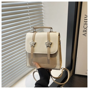 Détail du sac à dos bicolore en cuir PU avec boucles étoiles et logo embossé
