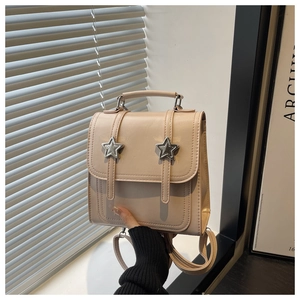 Vue détaillée du mini sac à dos beige avec boucles étoiles argentées et cuir synthétique
