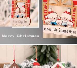 Dettaglio decorazione natalizia in legno con Babbo Natale dipinto e testo commemorativo