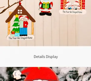 Dettaglio di addobbi natalizi in legno con Babbo Natale con mascherina e testo commemorativo