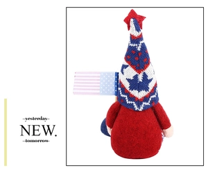 Detalle del gnomo del Día de la Independencia con gorro de estrellas y bandera de EE. UU.