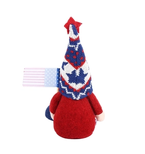 Detalle del gnomo del Día de la Independencia con gorro de punto y pequeña bandera de EE. UU.