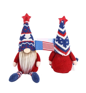 Detalle de gnomos del Día de la Independencia con gorros de punto y barbas de felpa