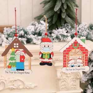 Addobbi natalizi in legno con Babbo Natale e motivo inciso 'The Year We Stayed Home'