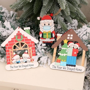 Set di ornamenti natalizi in legno con Babbo Natale mascherato e casette rosse