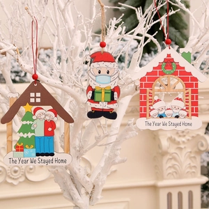 Tre pendenti natalizi creativi in legno dipinto con figure mascherate sui rami dell'albero