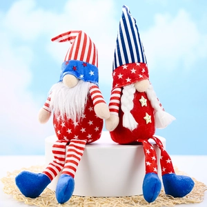 Detalle de gnomos de peluche rojo blanco y azul del Día de la Independencia en base