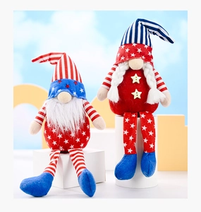 Detalle de gnomos patrióticos con rayas rojas blancas y patrones de estrellas