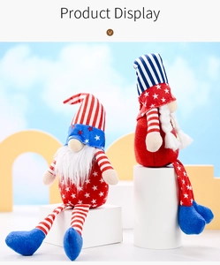 Detalle de dos gnomos patrióticos del Día de la Independencia con patrones de estrellas