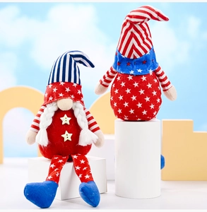 Detalle de dos gnomos del Día de la Independencia con texturas de felpa y motivos patrióticos