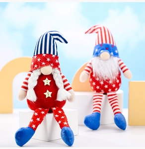 Detalle de dos gnomos del Día de la Independencia de EE. UU. con estrellas y rayas