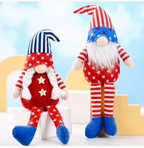 Detalle de los gnomos del 4 de julio con sombreros de rayas y patas largas decorativas